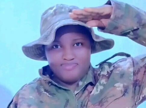 influenciadora-e-assassinada-em-praca-publica-por-grupo-terrorista