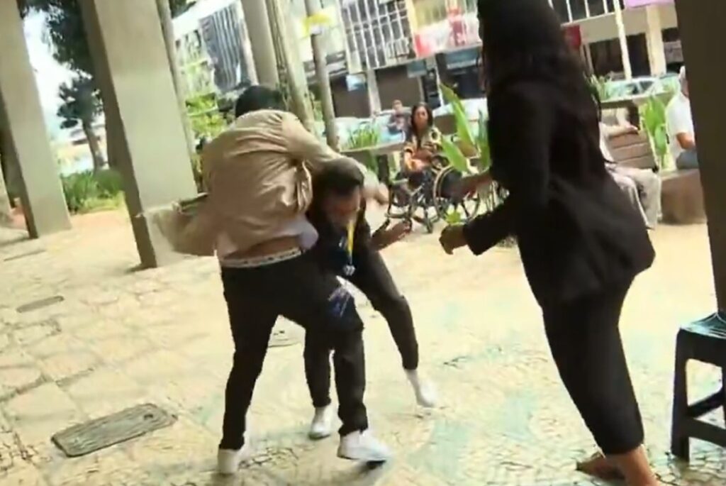 video:-produtor-da-tv-globo-e-agredido-durante-gravacao-em-brasilia