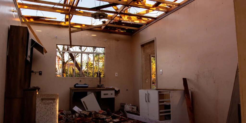 apos-tornado,-rio-bonito-do-iguacu-comeca-trabalhos-de-reconstrucao