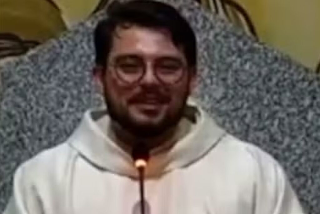 “funcionaria-do-capeta”:-padre-critica-fiel-por-expor-leilao de cueca