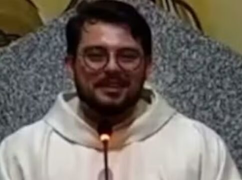 “funcionaria-do-capeta”:-padre-critica-fiel-por-expor-leilao de cueca