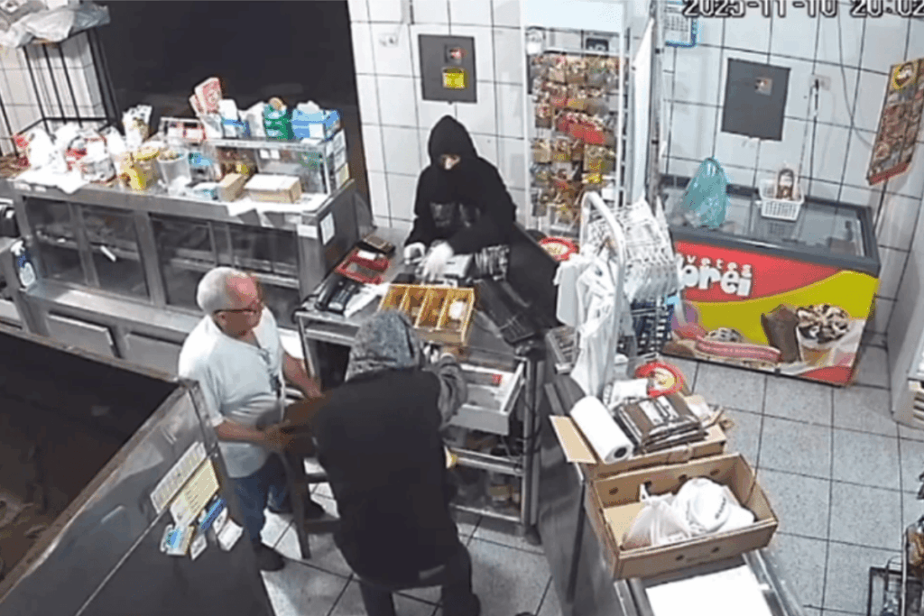 homem-reage-a-roubo-e-expulsa-ladroes-de-acougue-com-banco-de-madeira