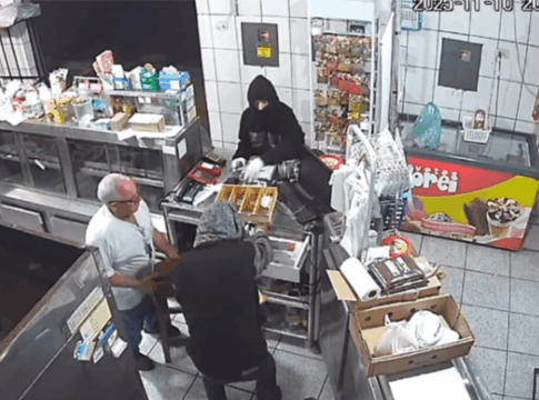 homem-reage-a-roubo-e-expulsa-ladroes-de-acougue-com-banco-de-madeira