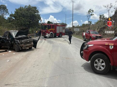 batida-entre-carro,-caminhao-e-moto-deixa-2-pessoas-gravemente-feridas