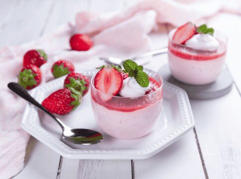 mousse-de-morango-cremosa-e-refrescante-para-adocar-o-dia