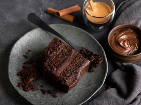 chocolatudo-e-molhadinho:-como-fazer-o-famoso-bolo-do-filme-matilda