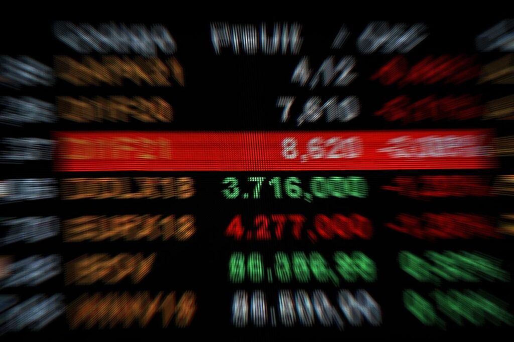 dolar-avanca-a-r$-5,29-e-bolsa-caminha-para-queda-apos-serie-positiva