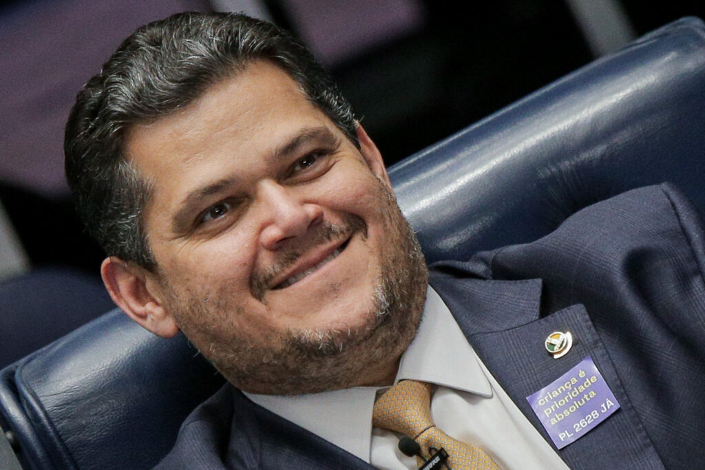 com-pacheco-indefinido,-alcolumbre-chama-cleitinho-de-“meu-governador”