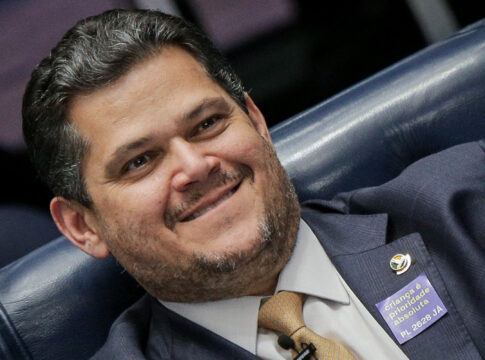 com-pacheco-indefinido,-alcolumbre-chama-cleitinho-de-“meu-governador”