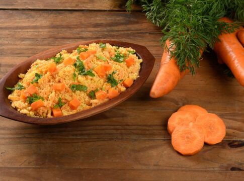 farofa-de-couve-com-cenoura:-saia-do-obvio-com-a-receita-fit-e-gostosa