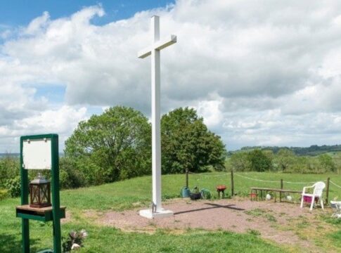 vaticano-nega-aparicao-de-jesus-cristo-em-colina-“sagrada”-na-franca