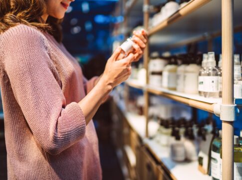 vicio-em-skincare?-veja-o-que-o-excesso-de-produtos-pode-fazer-a-pele