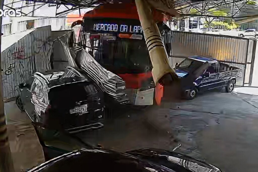 motorista-passa-mal,-onibus-perde-controle-e-atinge-carros-em-sp