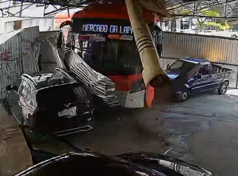 motorista-passa-mal,-onibus-perde-controle-e-atinge-carros-em-sp