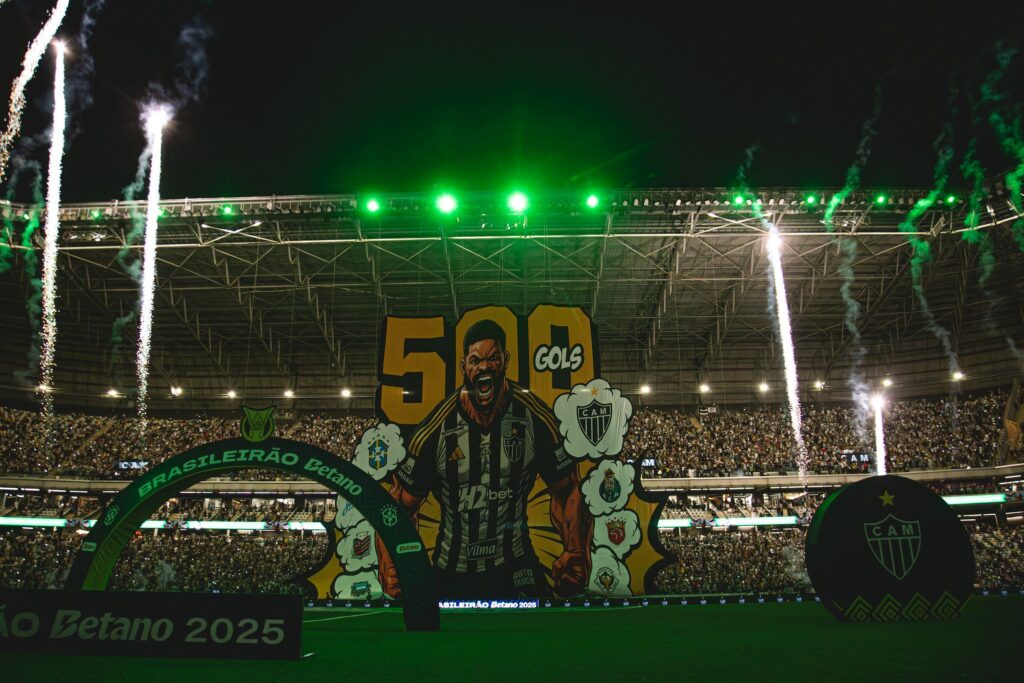 hulk-e-homenageado-na-arena-mrv-antes-de-confronto-com-o-fortaleza