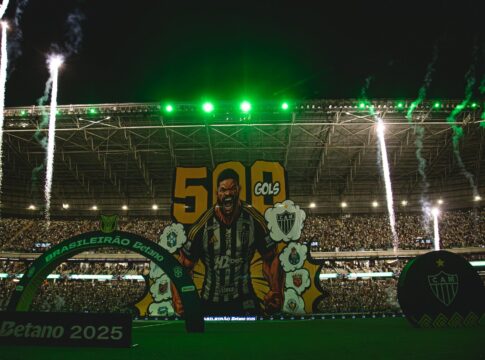 hulk-e-homenageado-na-arena-mrv-antes-de-confronto-com-o-fortaleza