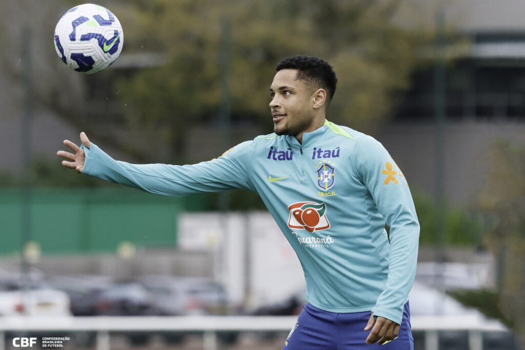 vitor-roque-nao-ve-volta-ao-brasil-como-“passo-atras”-na-carreira