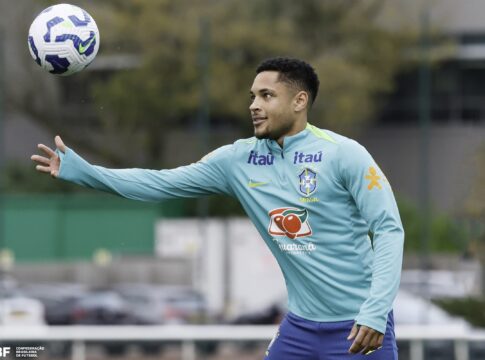 vitor-roque-nao-ve-volta-ao-brasil-como-“passo-atras”-na-carreira
