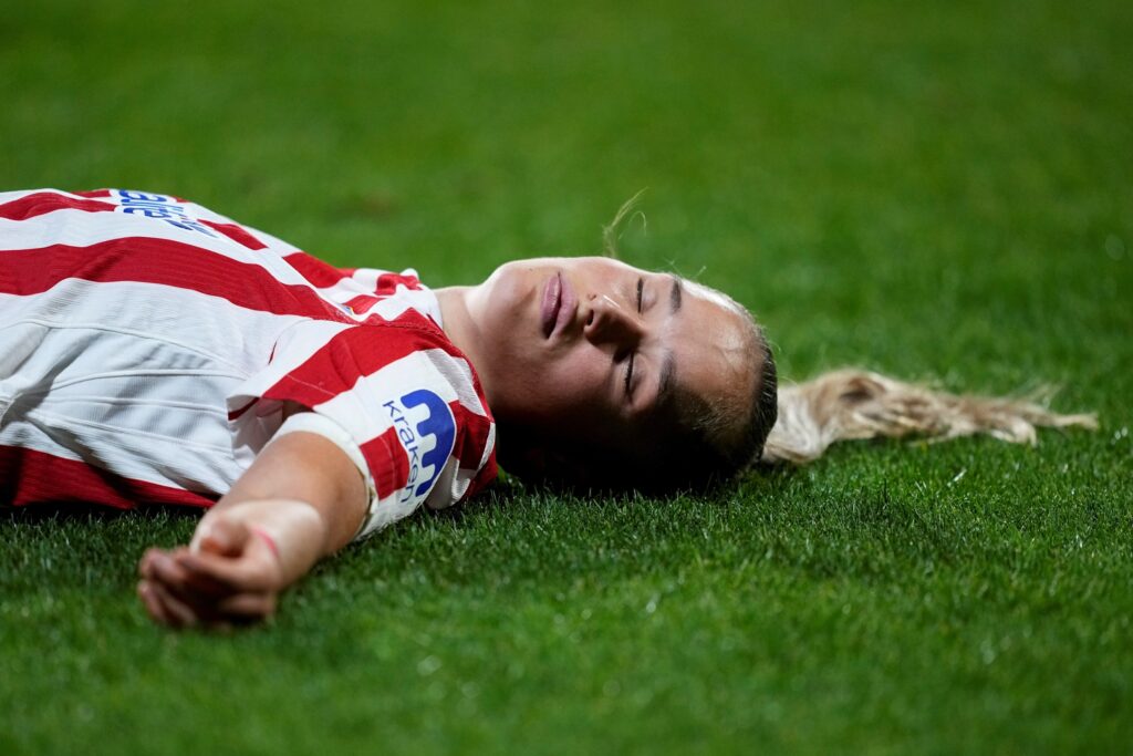 zagueira-cai-desacordada-e-tem-trauma-cerebral-em-jogo-da-champions