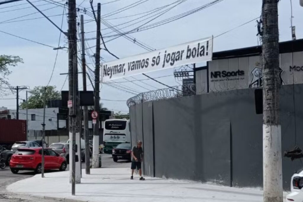 neymar-e-alvo-de-cobranca-de-torcedores-do-santos-no-ct-rei-pele