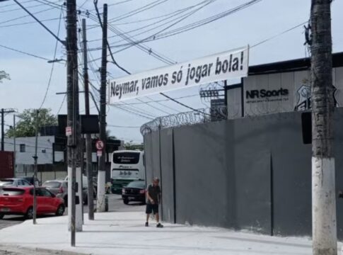 neymar-e-alvo-de-cobranca-de-torcedores-do-santos-no-ct-rei-pele