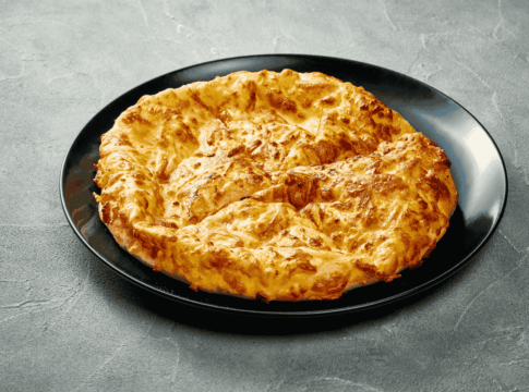 torta-de-pao-de-queijo-assado-pratica:-fica-macia-e-pronta-em-minutos