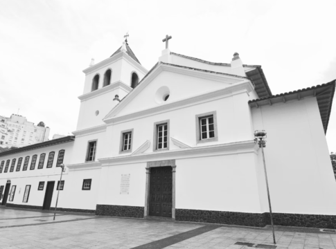 pateo-do-collegio-detona-enel-apos-incendio-colocar-acervo-em-risco