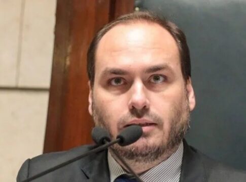 carlos-bolsonaro-confirma-corrida-ao-senado-por-sc:-“vou-me-aventurar”