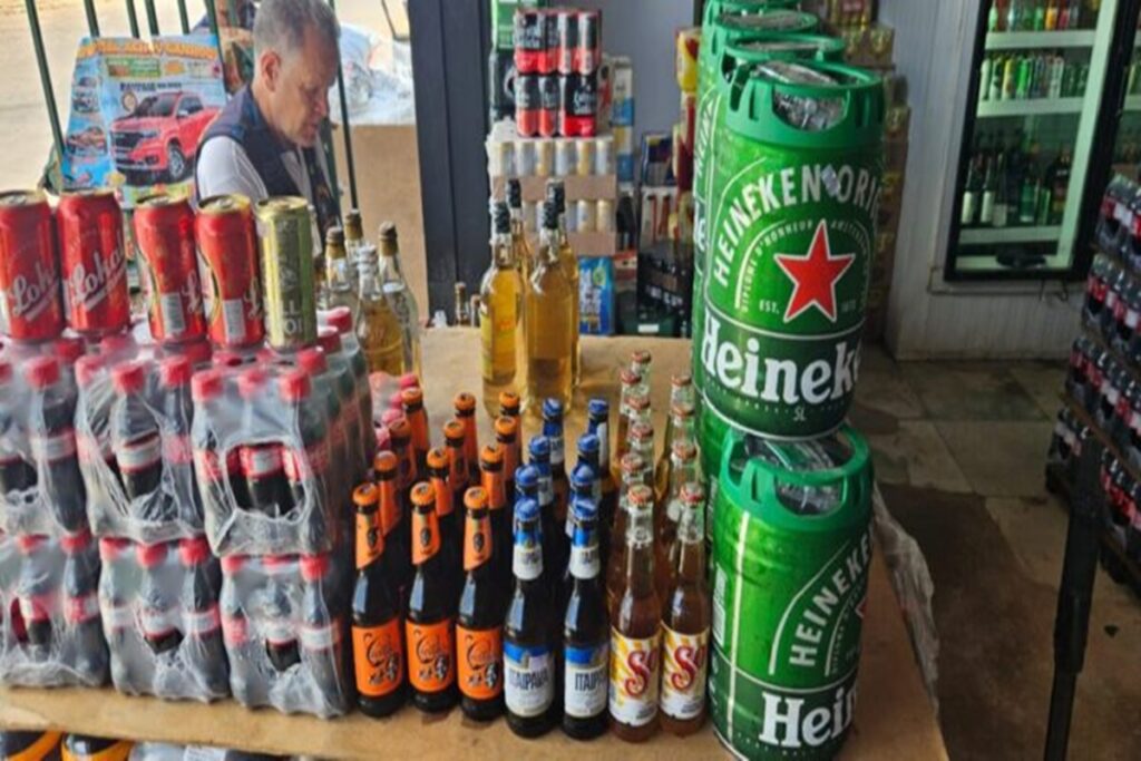 mais-de-800-litros-de-bebidas-sao-apreendidos-e-descartados-no-entorno