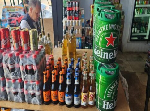 mais-de-800-litros-de-bebidas-sao-apreendidos-e-descartados-no-entorno