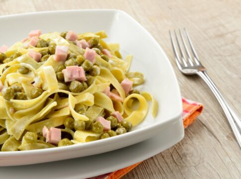 macarrao-com-calabresa-na-pressao-fica-pronto-em-minutos-e-sem-sujeira