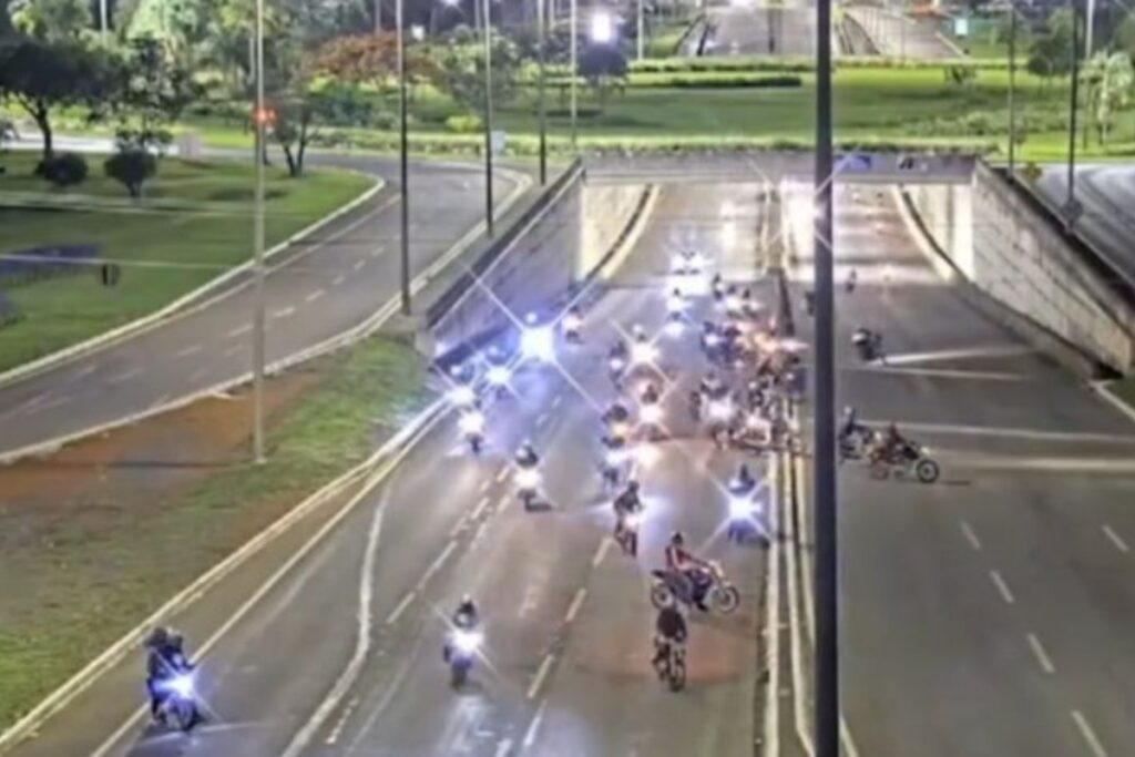 dezenas-de-motociclistas-fazem-manobra-irregular-na-pista-do-aeroporto