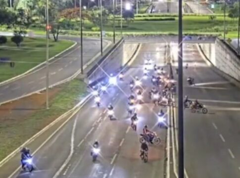 dezenas-de-motociclistas-fazem-manobra-irregular-na-pista-do-aeroporto