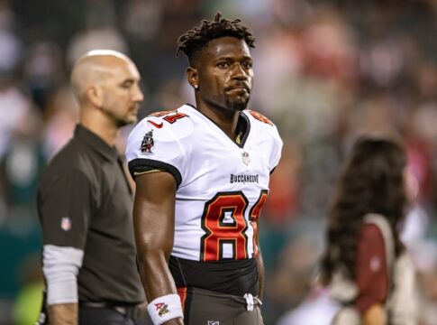 antonio-brown-deixa-prisao-em-miami-e-aguarda-julgamento-por-homicidio