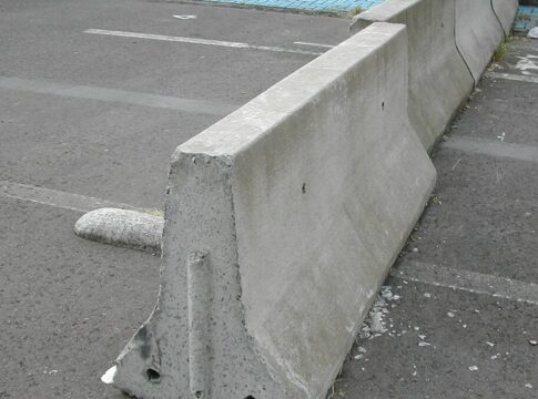 papudinha,-onde-bolsonaro-deve-ficar-preso,-pede-blocos-de-concreto-e-placas