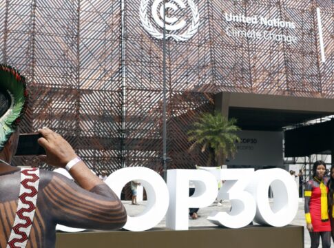 indigenas-do-mundo-cobram-na-cop30-centralidade-na-acao-climatica 
