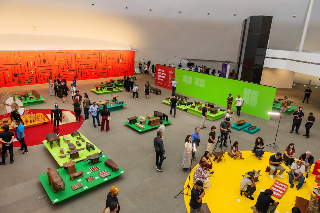 exposicao-de-colecao-de-bancos-indigenas-celebra-ancestralidade-no-df