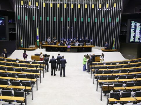 com-novo-concurso-em-breve,-camara-dos-deputados-nomeia-37-aprovados