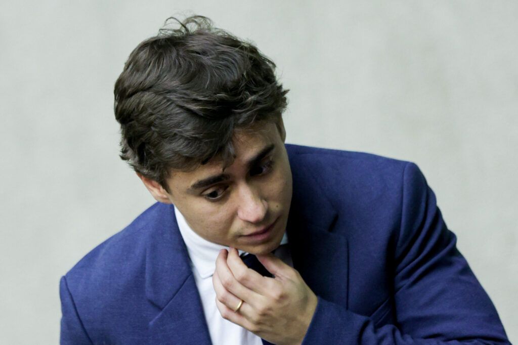 em-el-salvador,-nikolas-elogia-a-seguranca-do-pais-e-provoca-moraes