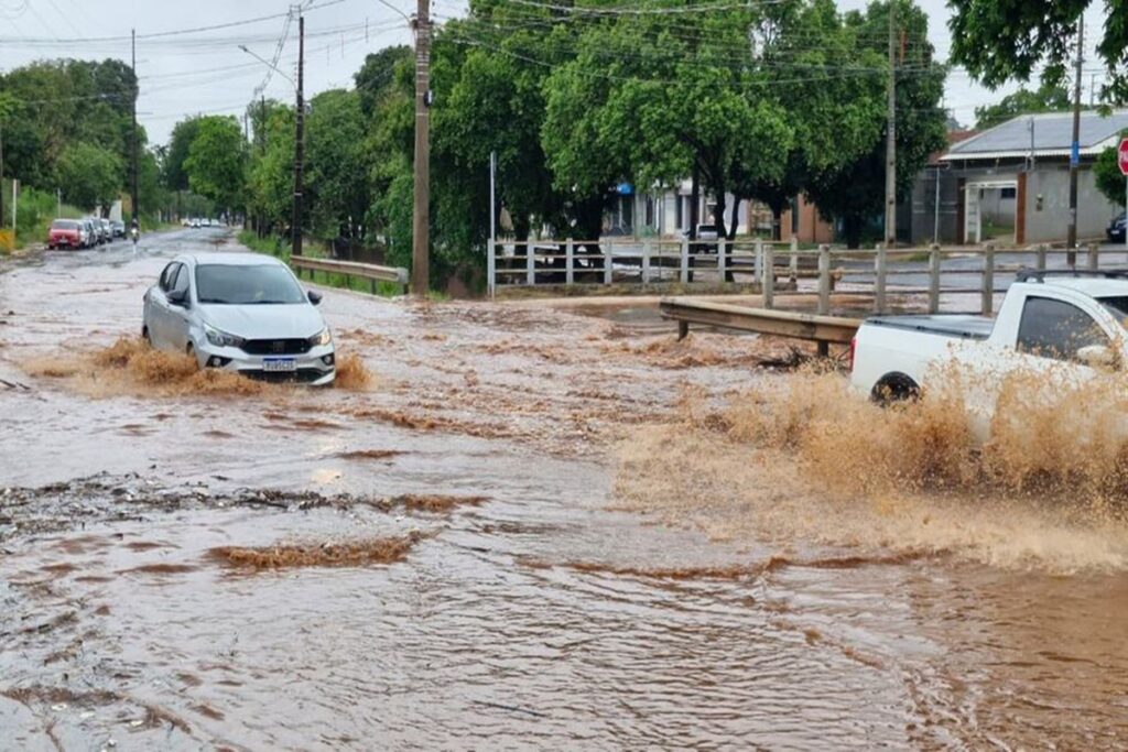 ms:-corrego-transborda-e-transforma-avenida-em-rio-durante-tempestade