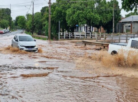 ms:-corrego-transborda-e-transforma-avenida-em-rio-durante-tempestade