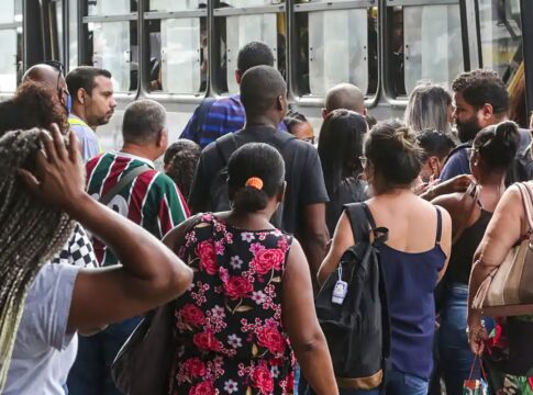 numero-dos-que-procuram-emprego-ha-mais-de-2-anos-cai-17,8%,-diz-ibge