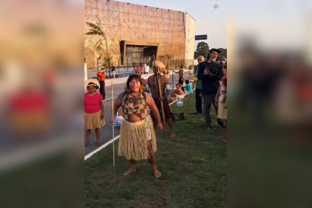 indigenas-bloqueiam-entrada-da-cop30:-“ninguem-entra,-ninguem-sai”