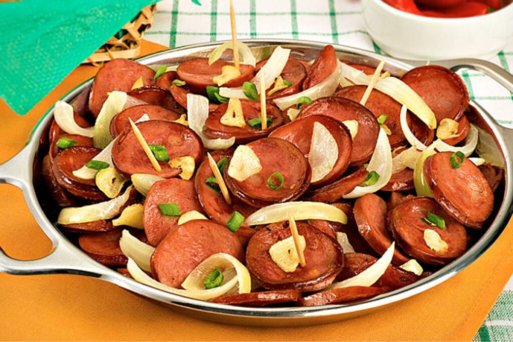 sextou!-faca-uma-calabresa-acebolada-para-seu-petisco-de-fim-de-semana