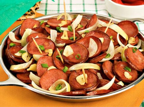 sextou!-faca-uma-calabresa-acebolada-para-seu-petisco-de-fim-de-semana