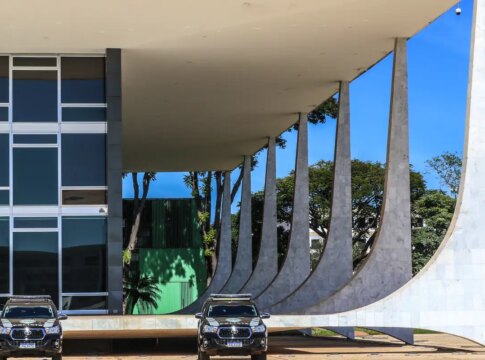 moraes-vota-para-tornar-eduardo-bolsonaro-reu-por-tentar-coagir-stf