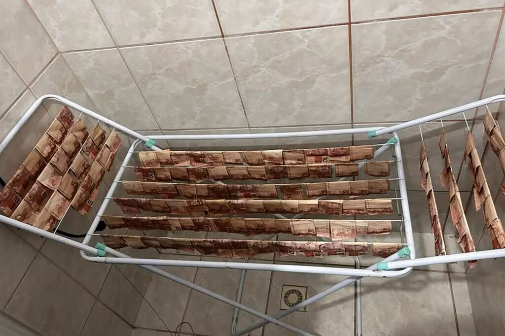 policia-acha-dinheiro-no-varal-durante-acao-contra-lavagem-de-dinheiro