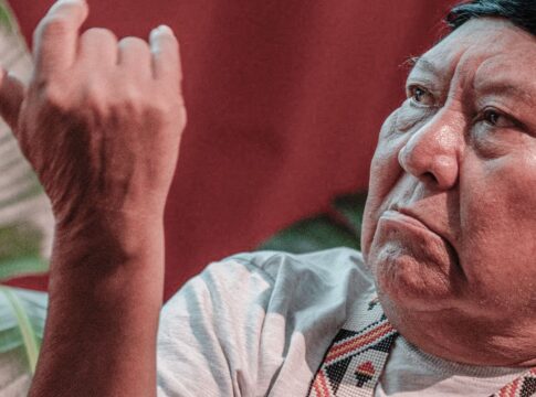 “enquanto-estivermos-aqui-o-ceu-nao-caira”,-diz-escritor-yanomami