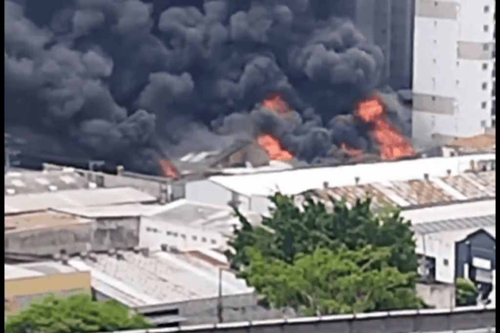 incendio-de-grandes-proporcoes-atinge-galpao-comercial-no-centro-de-sp