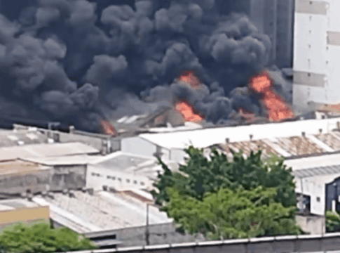incendio-de-grandes-proporcoes-atinge-galpao-comercial-no-centro-de-sp
